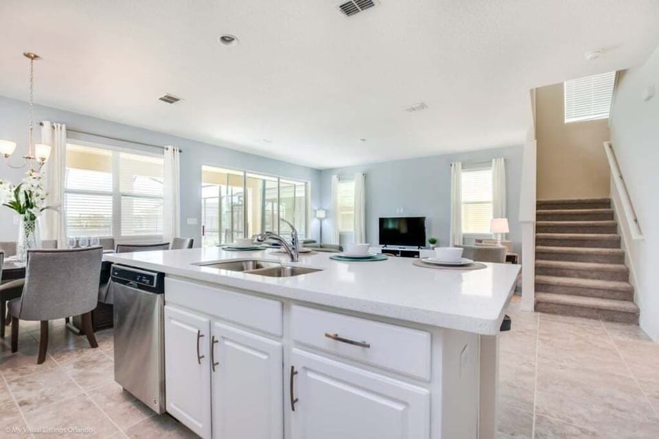 House, 4 Bedrooms | Private kitchen