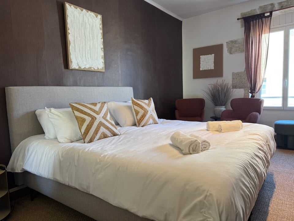 Deluxe Twin Room, 1 King Bed, Non Smoking, Private Bathroom | In-room safe, soundproofing, iron/ironing board, free WiFi