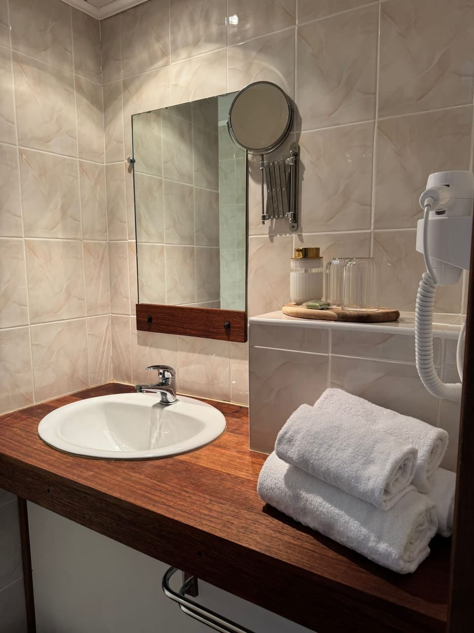 Deluxe Twin Room, 1 King Bed, Non Smoking, Private Bathroom | In-room safe, soundproofing, iron/ironing board, free WiFi