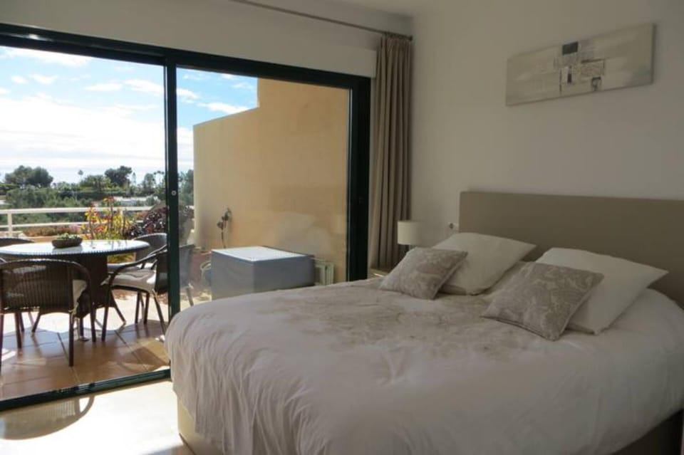 2 bedrooms, iron/ironing board, WiFi (free)