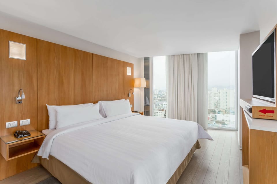 Room, 1 Queen Bed, Non Smoking | Minibar, in-room safe, desk, blackout drapes