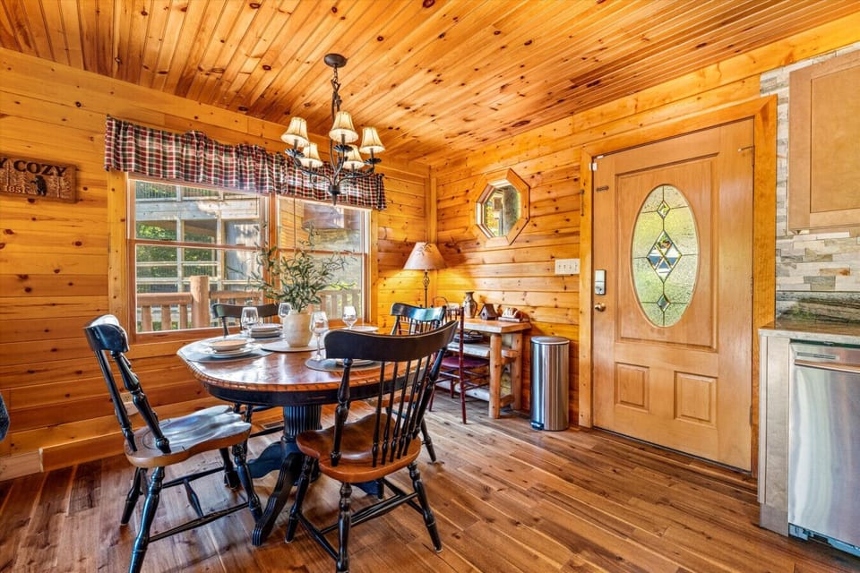 Set the table for a relaxed dinner after a day of exploring, with soft light filtering through the windows and the woods just outside. Meals here feel unhurried, whether it’s a big family breakfast or a simple evening in.
