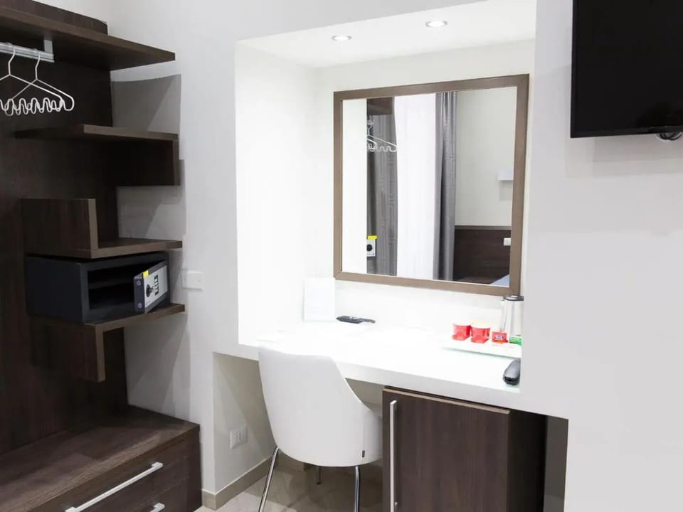 Classic Double or Twin Room | In-room safe, desk, laptop workspace, soundproofing