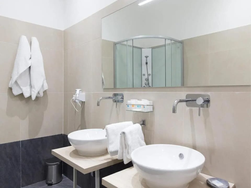 Deluxe Triple Room | Bathroom | Shower, hair dryer, bidet, towels
