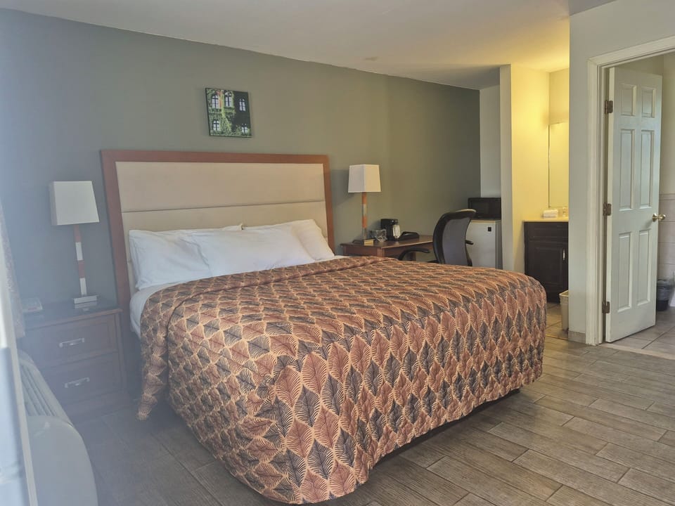 Room, 1 King Bed | Soundproofing, free WiFi, bed sheets