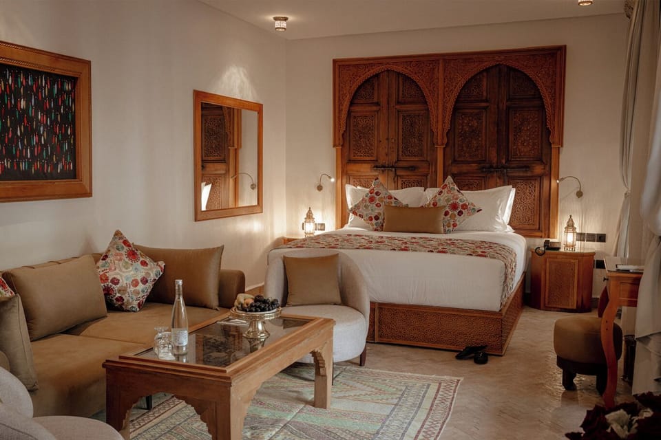 Deluxe Suite | Minibar, in-room safe, desk, laptop workspace
