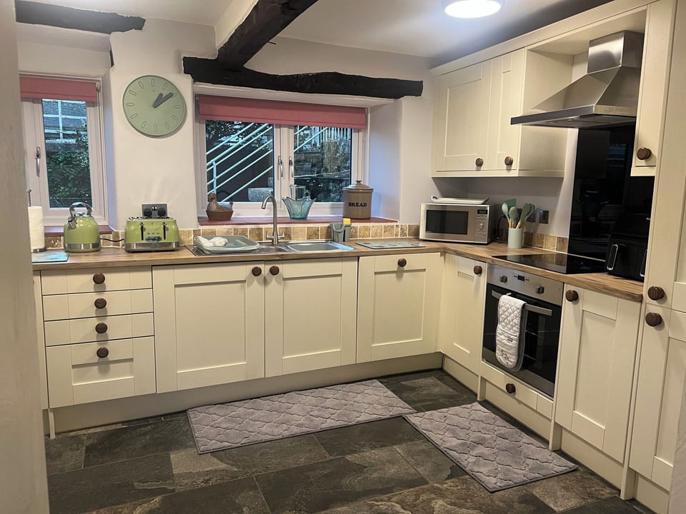 Cottage | Private kitchen | Fridge, microwave, dishwasher, toaster