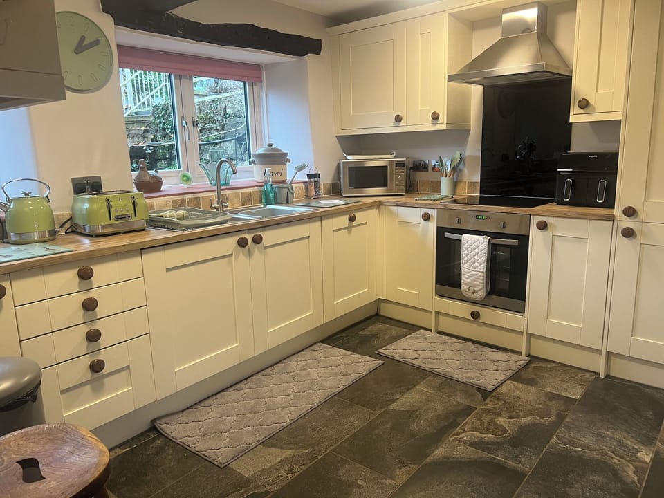 Cottage | Private kitchen | Fridge, microwave, dishwasher, toaster