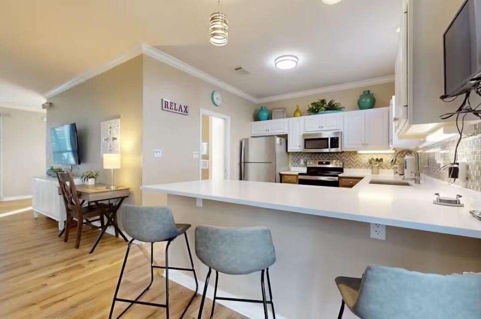 House, Multiple Beds (Emerald View) | Private kitchen