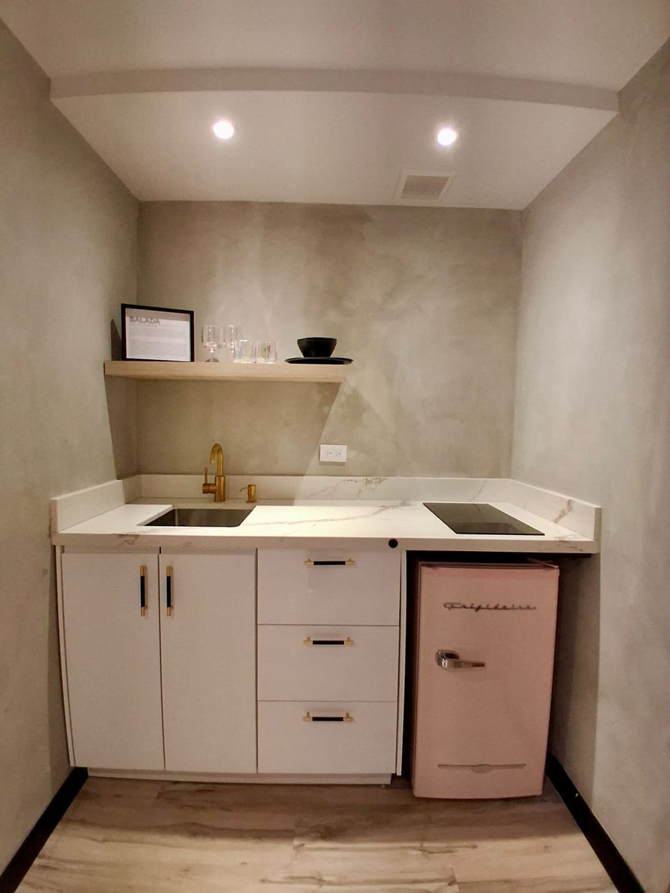 Apt 4 
Casa Musa - Classical Music Master Suite 🎶 | Luxury Stay @ La Placita
Enjoy the open space concept and modern comfort in this design-forward suite. Features a sofabed, microwave, fridge, and boutique-style dining table for two.