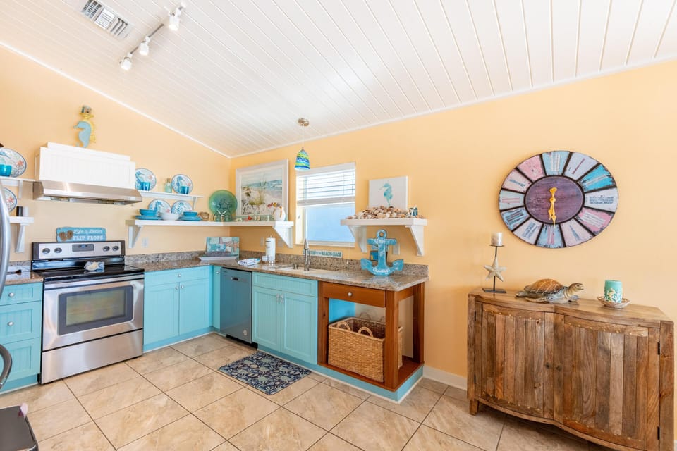 House, Multiple Beds (Blue Starfish) | Private kitchen | Oven, toaster