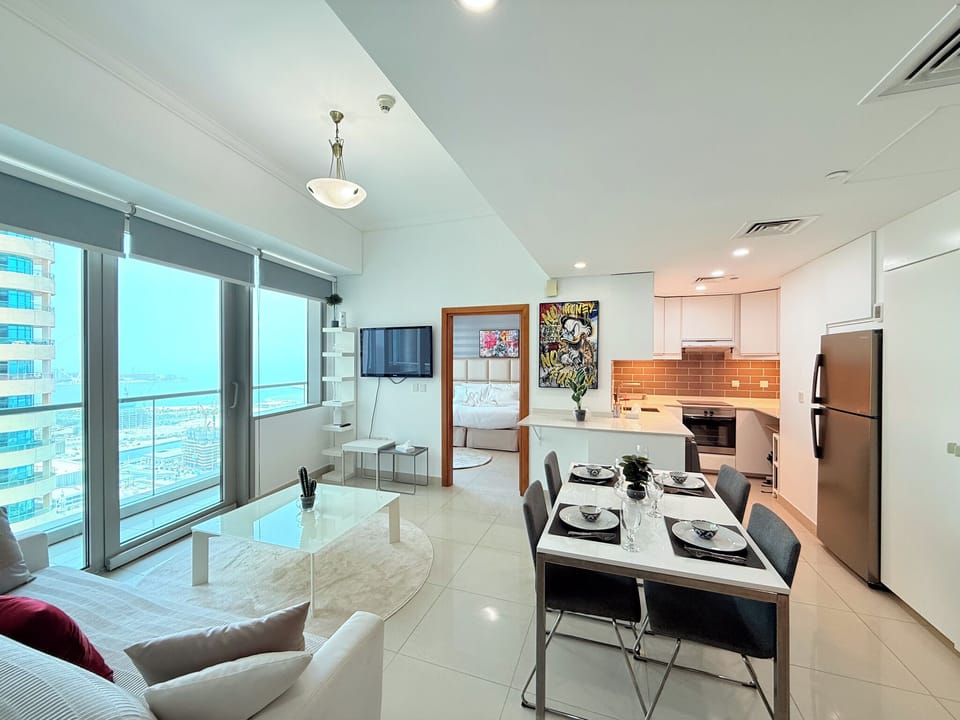 City Apartment, 2 Bedrooms, Sea View | Dining room