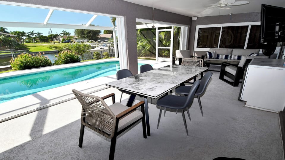 Open dining area with pool and canal view – ideal for a relaxed breakfast in the shade or a shared dinner on warm Florida evenings.
