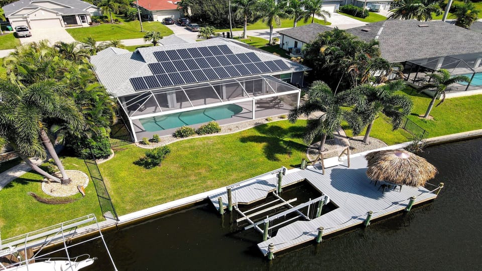 From pool to dock with tiki hut – whether sunbathing, fishing or enjoying a drink by the water, this is pure relaxation and Florida lifestyle.
