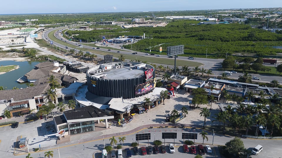 The Coco Bongo, Hard Rock Cafe, and other restaurants within walking distance.