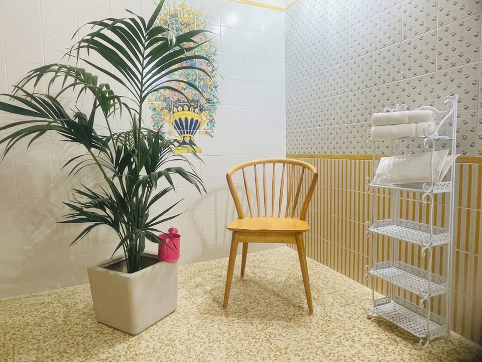 Deluxe Room | Bathroom | Shower, hair dryer, slippers, towels