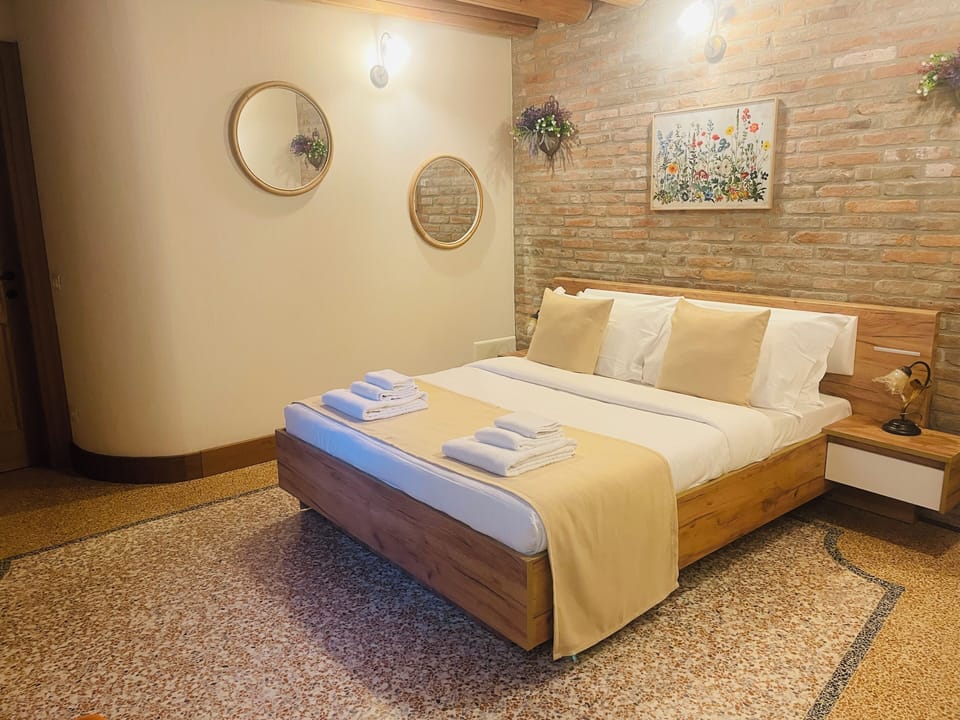 Junior Suite, Courtyard View | Minibar, desk, free WiFi, bed sheets