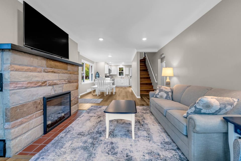 Cozy living with warm, open flow