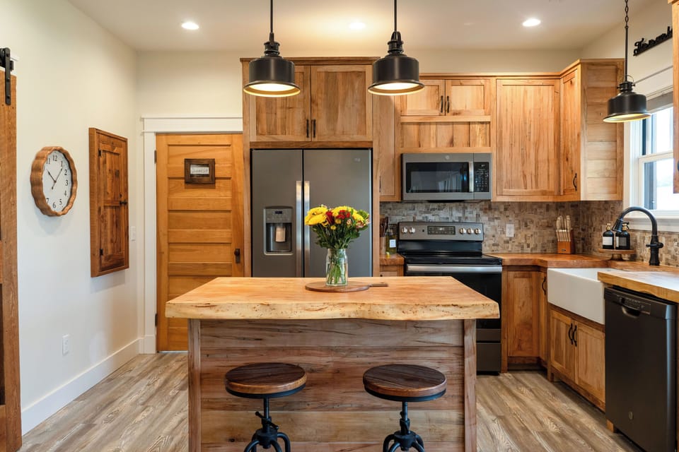 Fully equipped kitchen for easy meals. Dish soap, dishwasher pods included. 