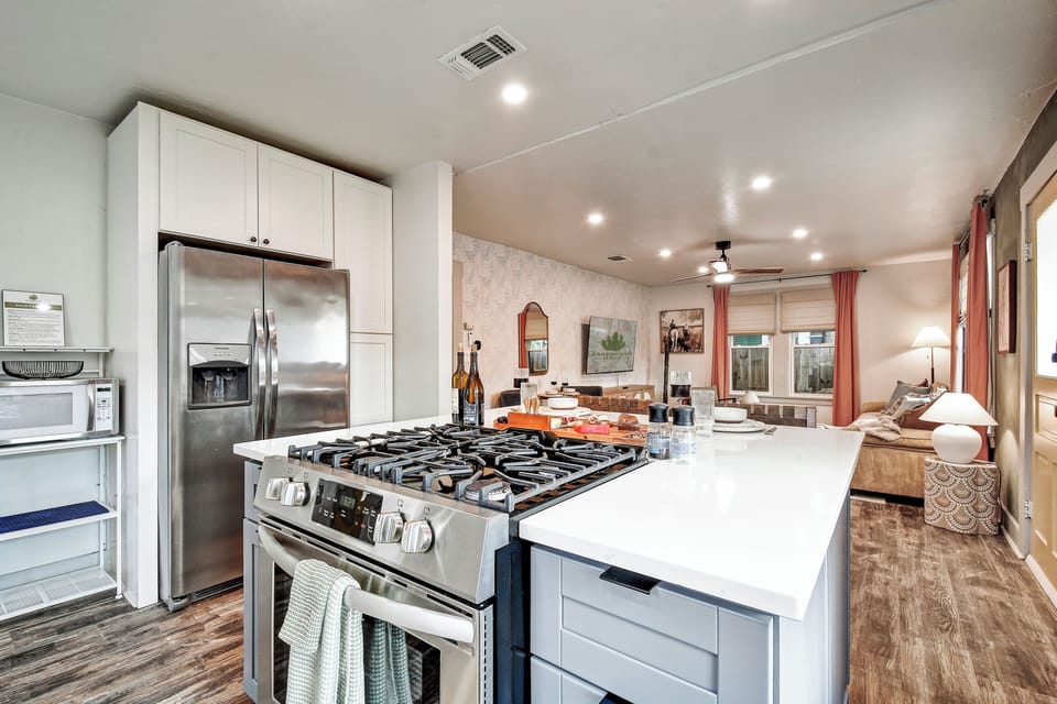 Full kitchen with full sized fridge avaialble!