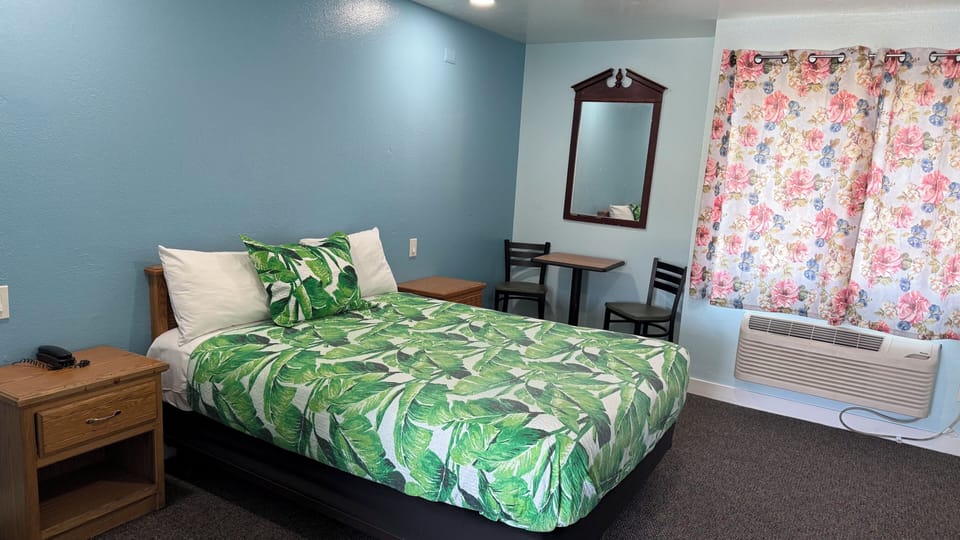 Standard Room, 1 Queen Bed, Non Smoking, Private Bathroom | Free WiFi, bed sheets