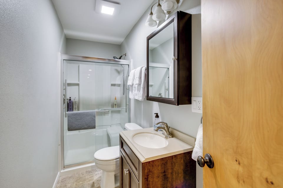 Full Bathroom | Complimentary Toiletries
