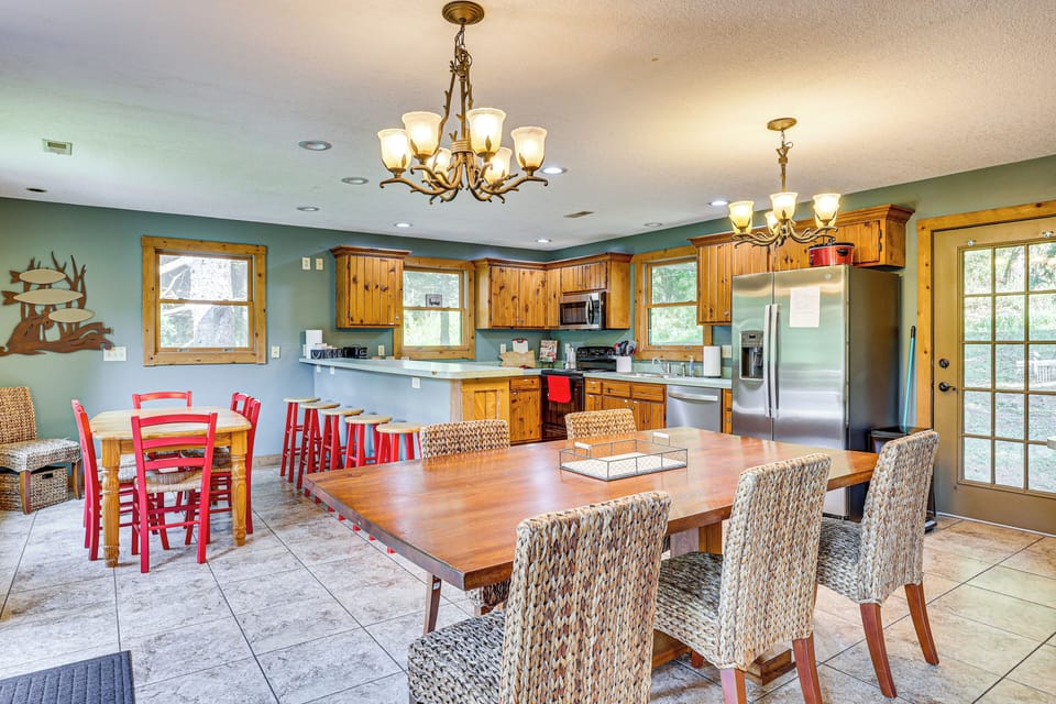 Dining Area | Dishware & Flatware | Main Floor