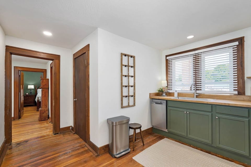 112 E Pine St-11