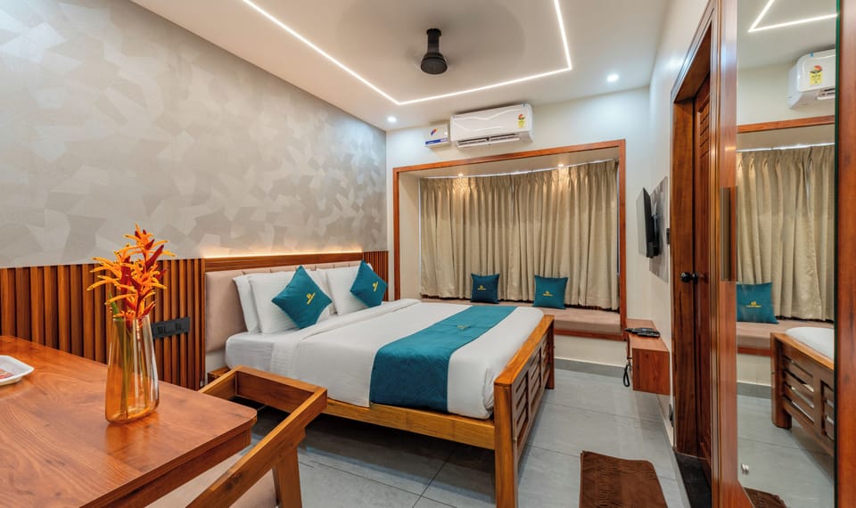 Deluxe Double Room, City View | Desk, laptop workspace, soundproofing, iron/ironing board