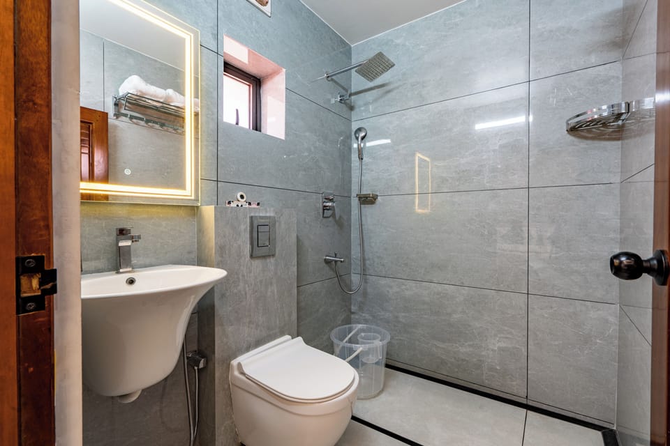 Deluxe Double Room, City View | Bathroom | Towels, soap, shampoo