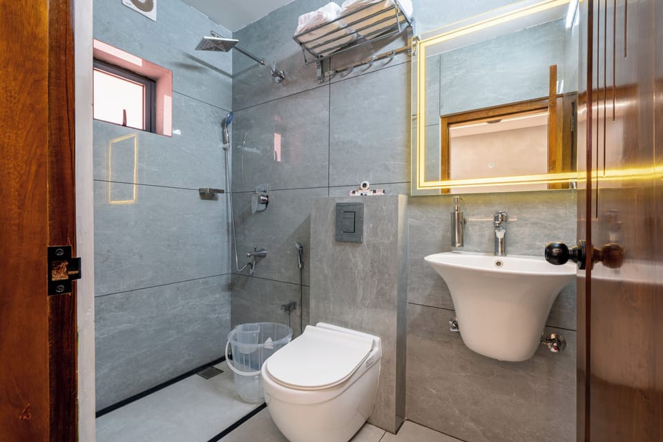 Deluxe Double Room, City View | Bathroom | Towels, soap, shampoo