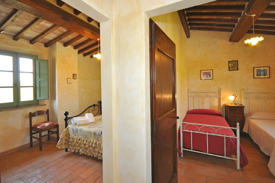 Panoramic Villa, 2 Bedrooms (Castelmuzio) | 2 bedrooms, cribs/infant beds, bed sheets