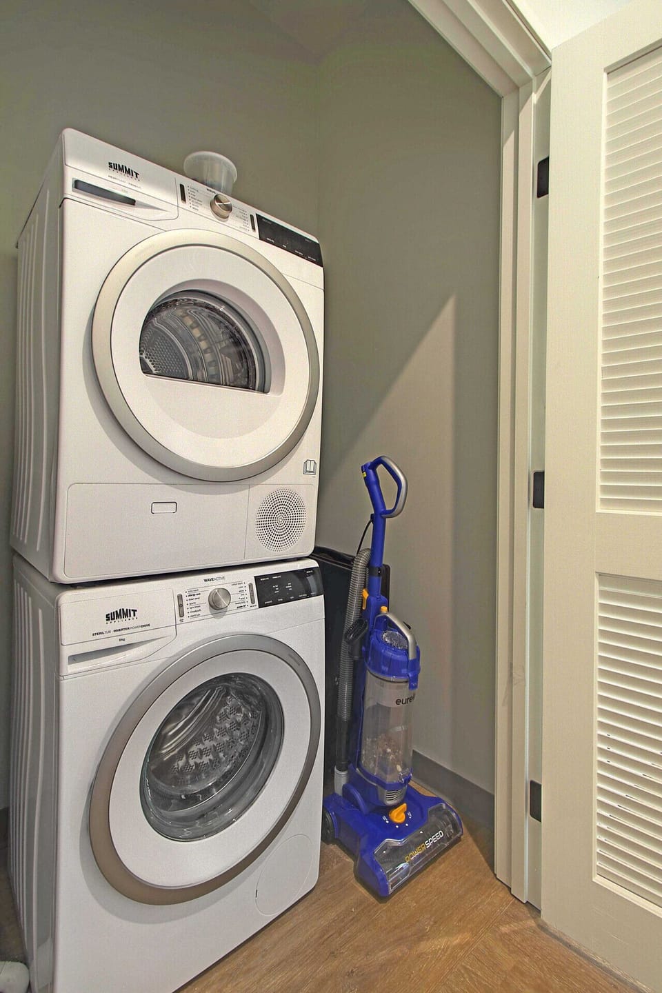 The stacked washer and dryer make laundry convenient for family trips, medical visits, and longer stays.