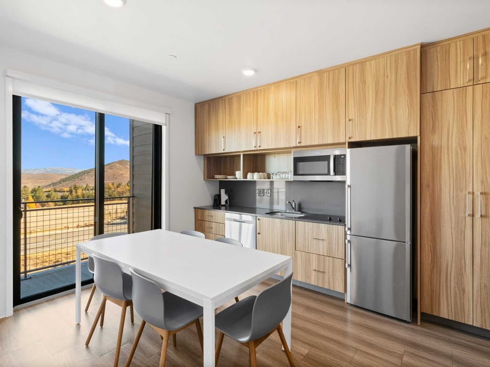 Dining table, kitchen, and amazing views!