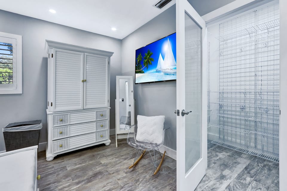 Primary Suite | View of amenities.