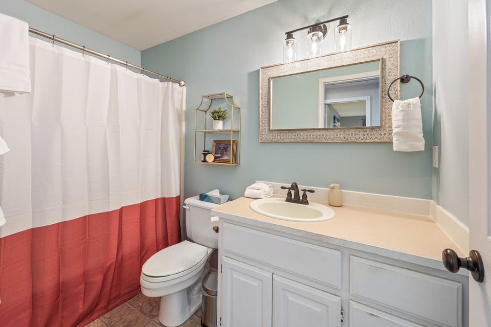 Hall Bath with Shower/Tub