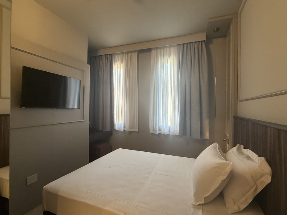 Basic Single Room | Desk, iron/ironing board (on request), WiFi (free), bed sheets
