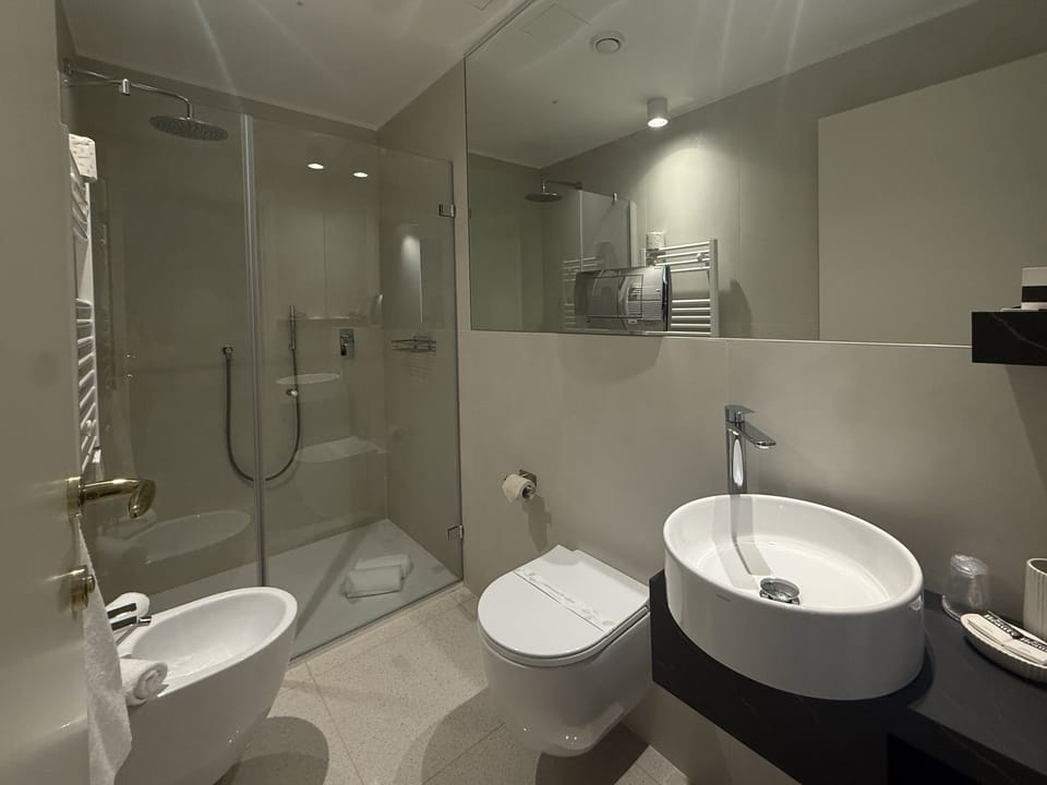 Superior Double Room | Bathroom | Shower, free toiletries, hair dryer (on request), bidet