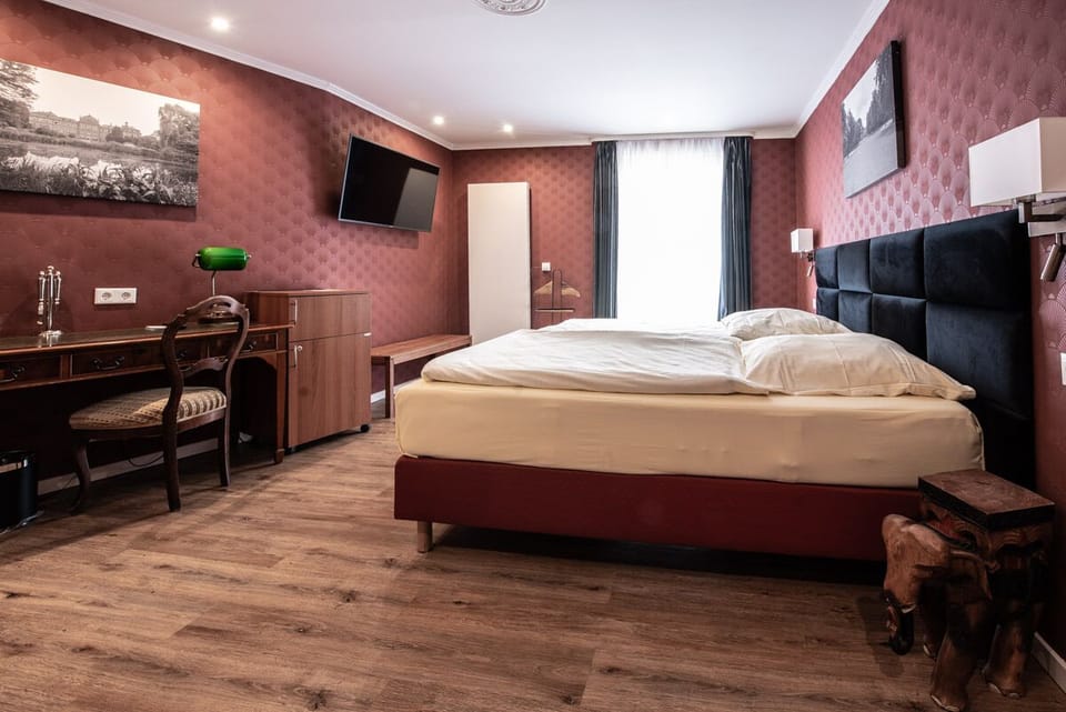 Double Room | Minibar, in-room safe, desk, blackout drapes