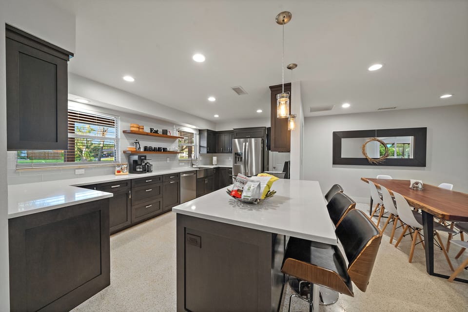 This fully-equipped kitchen is perfect for whipping up vacation goodies!