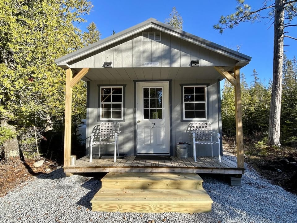 White Birch Cabin - Johnswood Off Grid Cabins on Drummond Island (5132)