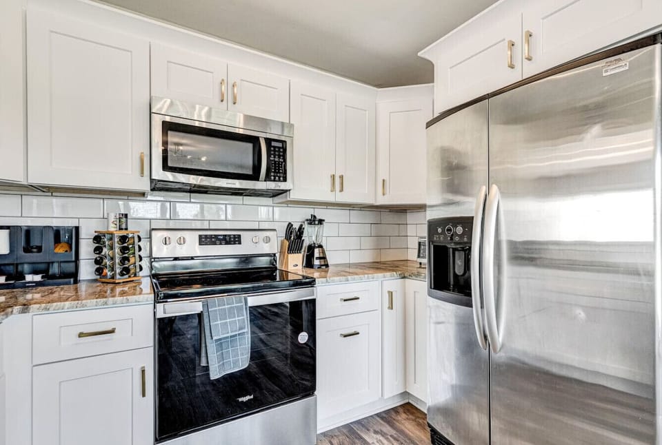 Cook, sip, and dine with ease! Granite countertops, modern appliances, Keurig Duo, and a blender make meal prep a breeze. Enjoy sunny meals in the dining nook with runway views and ample storage for all your culinary adventures.