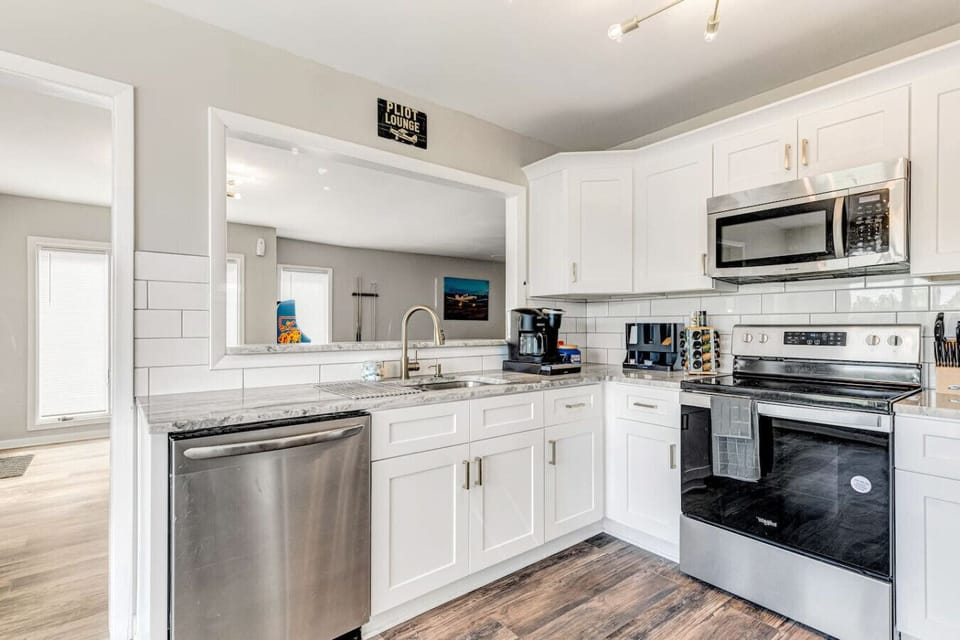 Cook, sip, and dine with ease! Granite countertops, modern appliances, Keurig Duo, and a blender make meal prep a breeze. Enjoy sunny meals in the dining nook with runway views and ample storage for all your culinary adventures.