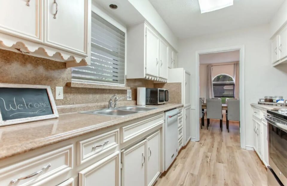 Full Kitchen with coffee bar 