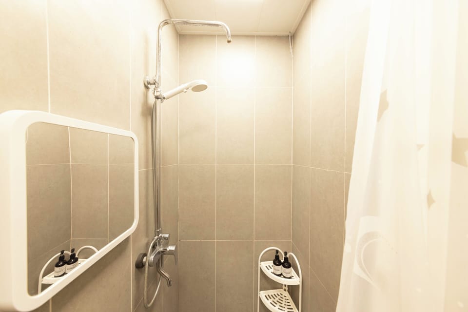 Shower, hair dryer, towels, shampoo