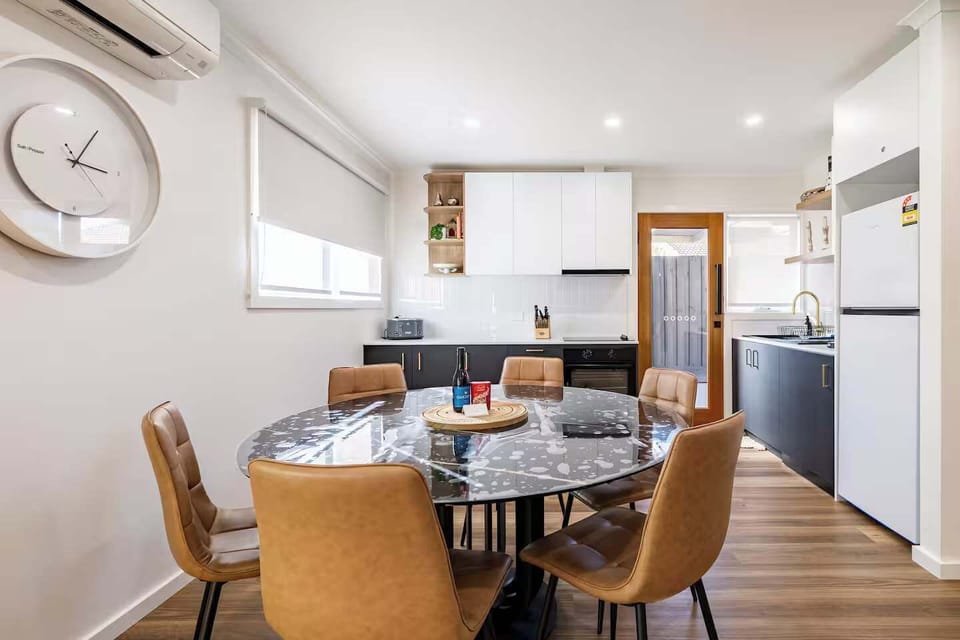 The fully equipped kitchen makes it easy to cook at home.