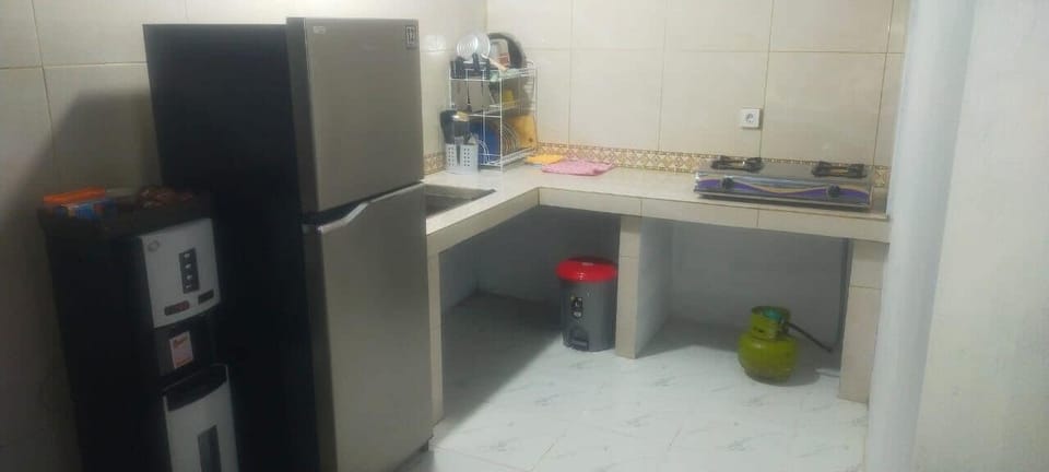 Shared fridge, griddle, cookware/dishes/utensils, freezer