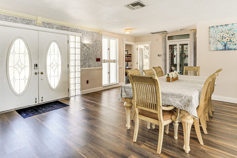 Dining Table | Dishware/Flatware