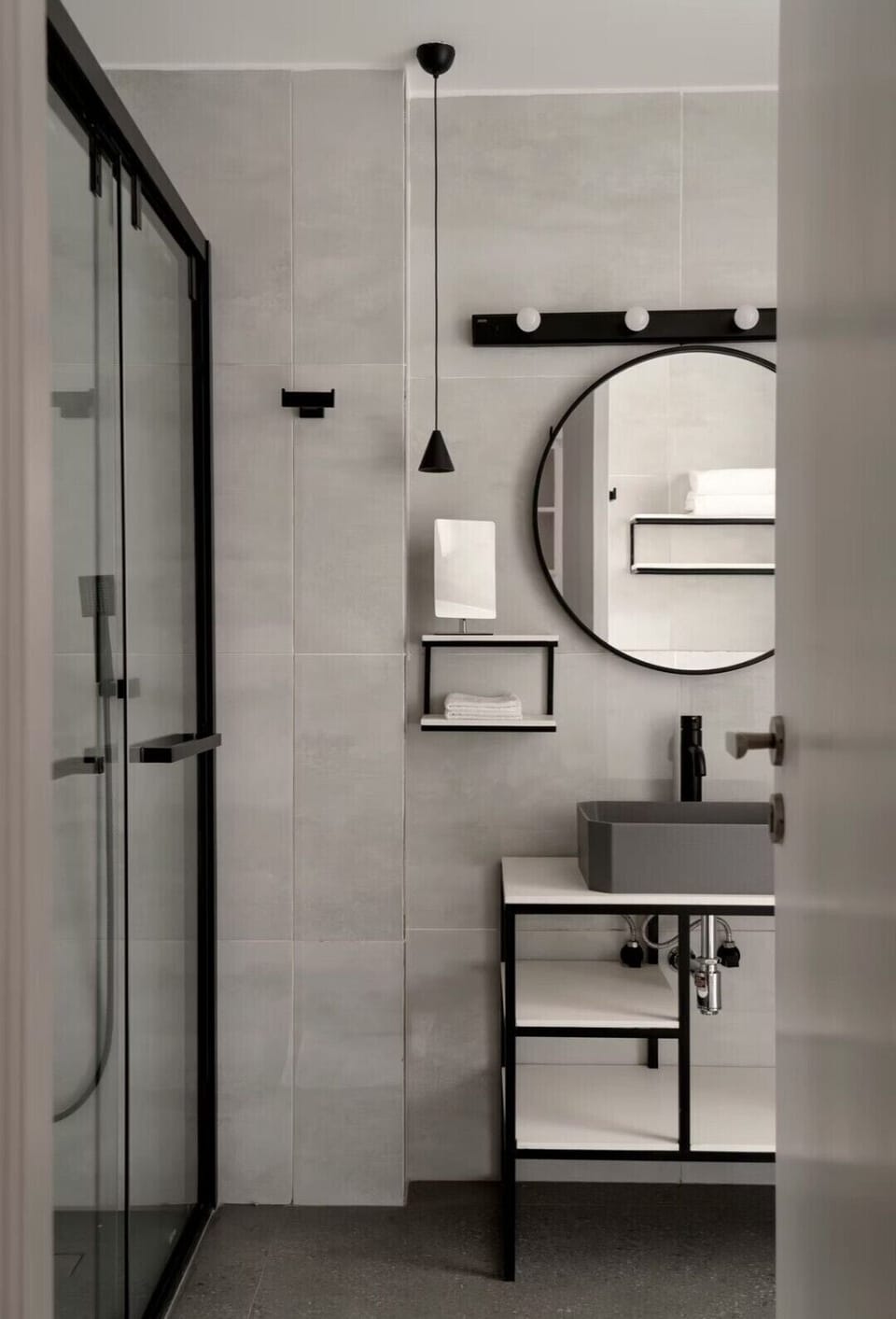Right Room | Bathroom | Shower, free toiletries, bathrobes, slippers