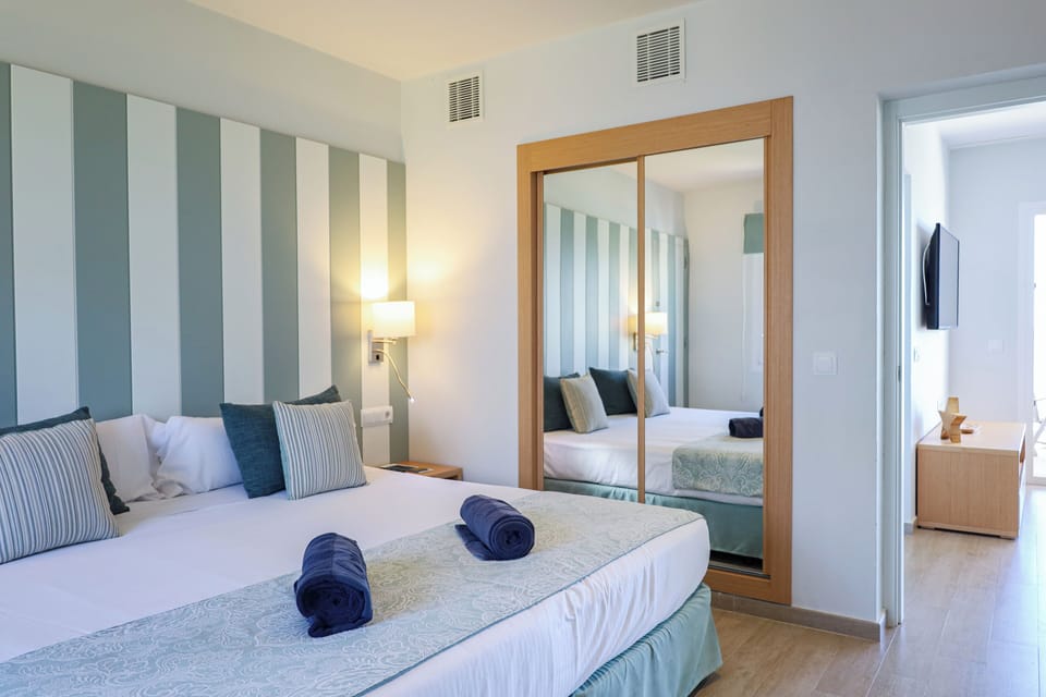 Suite (Beach) | Minibar, in-room safe, desk, blackout drapes